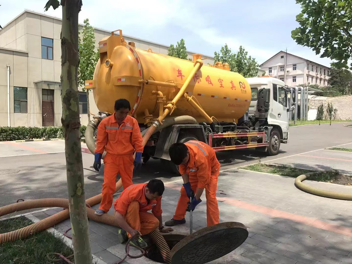 两当管道疏通车停在窨井附近