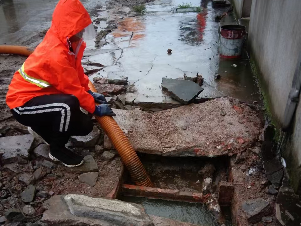 两当专业清理污水池 炜誉市政以规范流程守护城市 “肠道”