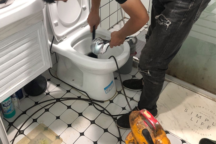 两当马桶堵塞自己疏通还是找师傅?专业上门服务让你省时更省心